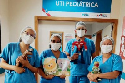notícia: 'Projeto Leiturinha' firma vínculos entre pais e filhos na UTI Pediátrica do Abelardo Santos 