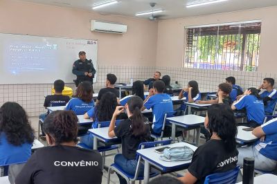 notícia: Escola estadual promove Feira das Profissões para orientar sobre projetos de vida e escolhas para o futuro