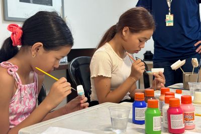 notícia: Oficina de miniatura de canoas atrai público infanto-juvenil no Memorial da Navegação