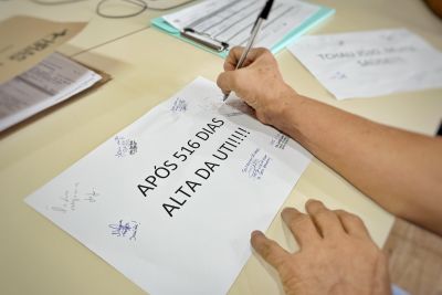 notícia: Equipe do Abelardo Santos comemora alta de bebê que ficou 516 dias na UTI Pediátrica