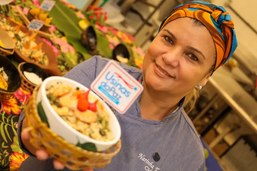 Narinha Tabosa - instrutora de Gastronomia pela Sectet nas Usinas <div class='credito_fotos'>Foto: Bruno Cecim / Ag.Pará | <a href='/midias/2025/originais/20250217130223-GF00023011-F00378492.webp' download><i class='fa-solid fa-download'></i> Download</a></div>