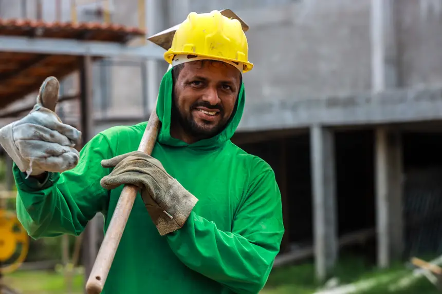 Leandro Carvalho - ajudante de pedreiro
Conta que tem 3 filhos e que gostaria que eles estudassem aqui no futuro. <div class='credito_fotos'>Foto: Bruno Cruz / Agência Pará | <a href='/midias/2025/originais/20250221105817-GF00023047-F00379443.webp' download><i class='fa-solid fa-download'></i> Download</a></div>