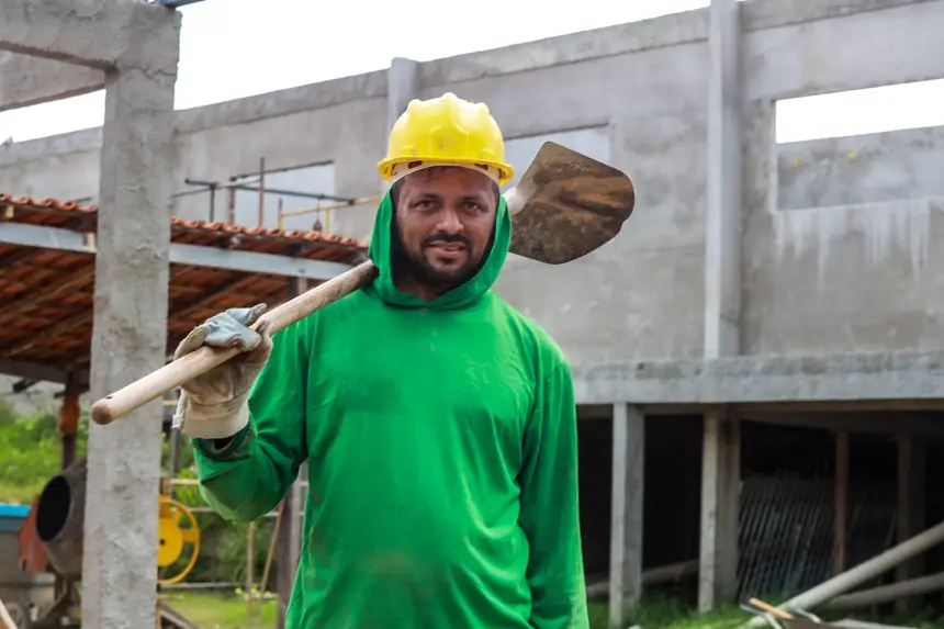 Leandro Carvalho - ajudante de pedreiro
Conta que tem 3 filhos e que gostaria que eles estudassem aqui no futuro. <div class='credito_fotos'>Foto: Bruno Cruz / Agência Pará | <a href='/midias/2025/originais/20250221105819-GF00023047-F00379445.webp' download><i class='fa-solid fa-download'></i> Download</a></div>