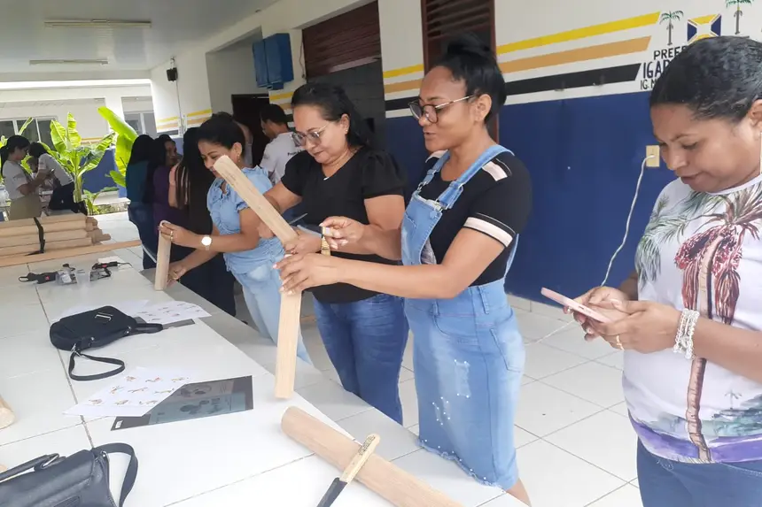 Oficina de modelos didáticos de miriti, voltados à aprendizagem de temas ambientais.