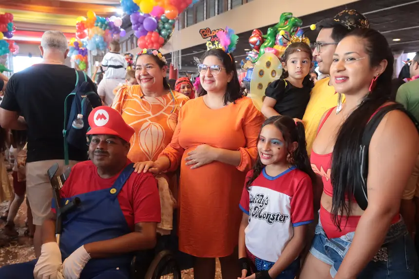 Família Pereira, Ana Carolina com o marido Lucas Gabriel e a filha Ana Laura  <div class='credito_fotos'>Foto: Pedro Guerreiro / Ag. Pará   |   <a href='/midias/2025/originais/20250304191644-GF00023135-F00382287.webp' download><i class='fa-solid fa-download'></i> Download</a></div>