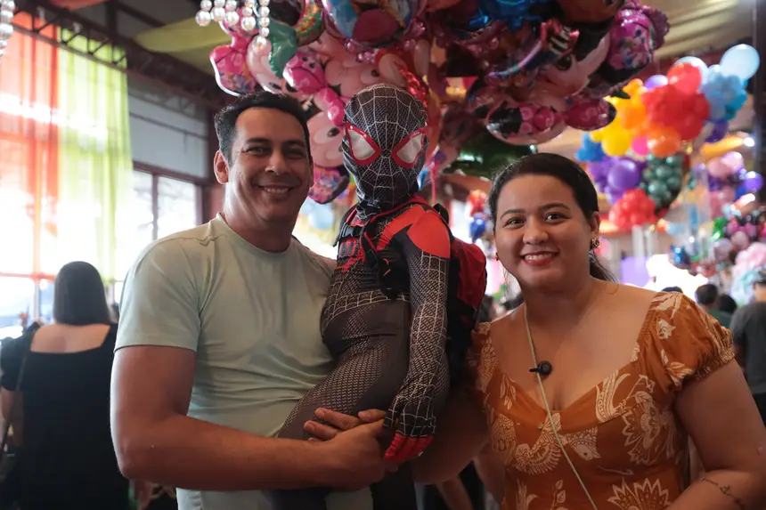 Reiko Martins e Erick Martins,  servidores públicos e o filho Arthur de 4 anos <div class='credito_fotos'>Foto: Pedro Guerreiro / Ag. Pará   |   <a href='/midias/2025/originais/20250304191648-GF00023135-F00382289.webp' download><i class='fa-solid fa-download'></i> Download</a></div>