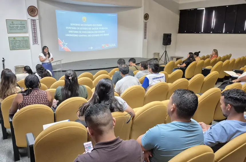 Acolhimentos dos  participantes feita pela chefe da Divisão da Rede de Laboratórios, Cristiane Ikeda