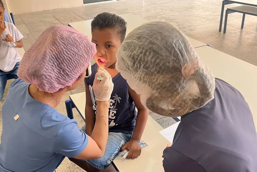 Criança sendo atendida na Creche Orlando Bitar