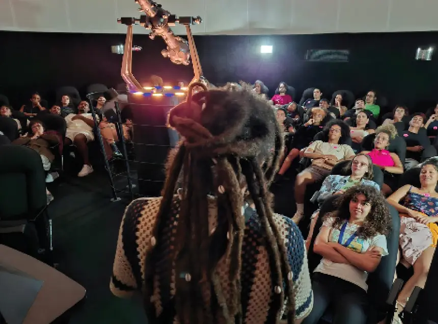 O artista visual Rafael RG durante sessão realizada no Planetário do Espaço do Conhecimento UFMG, em Belo Horizonte.