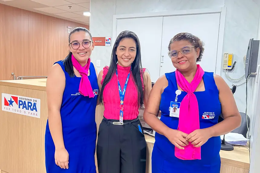 A supervisora da Atendimento do HMPA, Fabiana Rodrigues, com as colaboradoras do setor