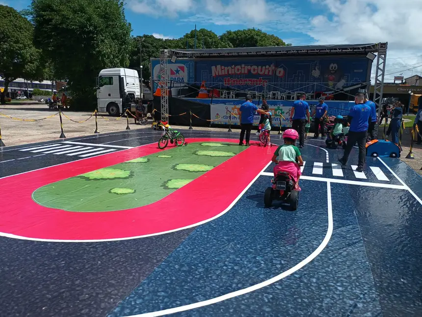 Carreta do minicircuito instalada na Praça do Estrela
