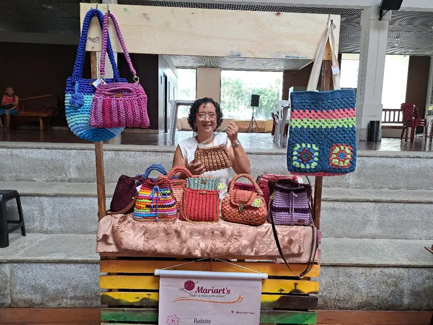 Artesã Deise Barroso, com produção de bolsas em crochê.