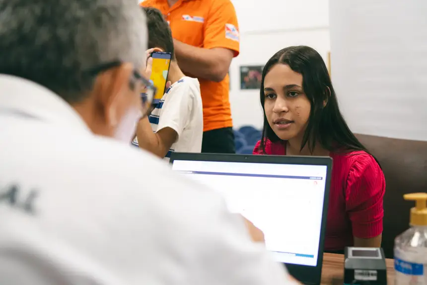 Isabelle, de 17 anos, aproveitou o momento para tirar seu primeiro título de eleitor.