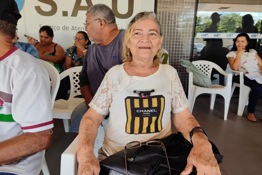 Maria Raimunda aguardando para agendar suas consultas