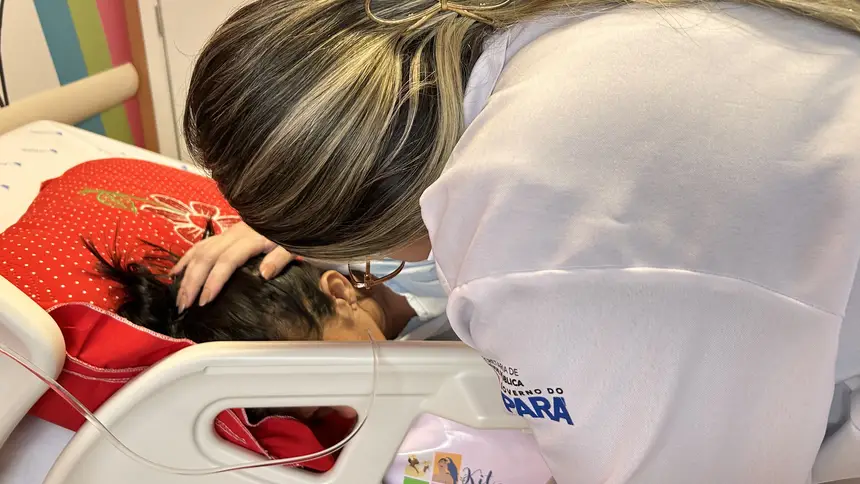 Aucicleia de Oliveira se emocionou e ganhou o carinho da Enfermagem     de referência no atendimento integral à saúde.