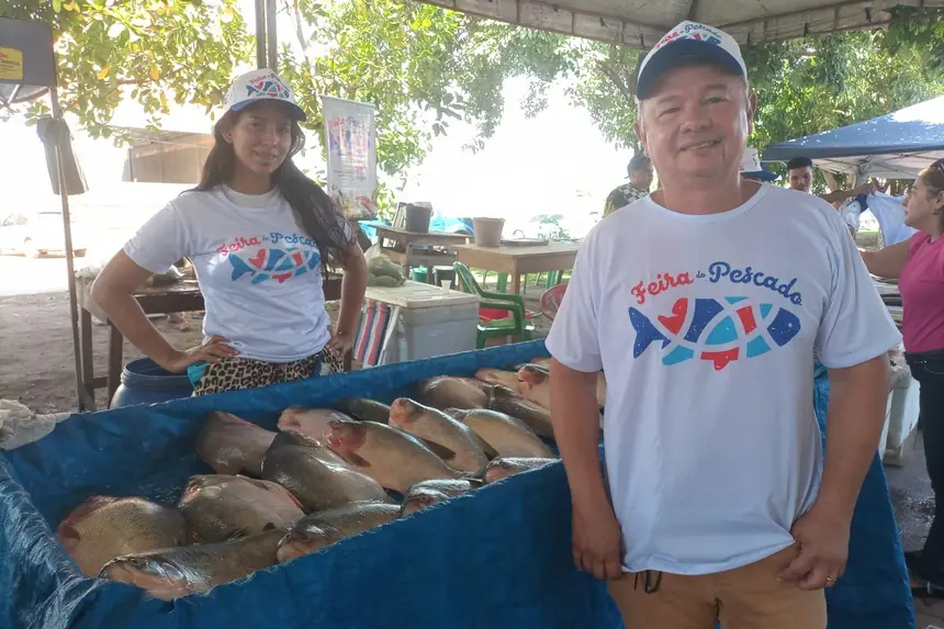 O coordenador da regional do Carajás, em Marabá, Fábio Alves, acompanha o andamento da feira do pescado