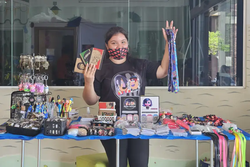 Ariane Torres, do estande Batata Metaleira.