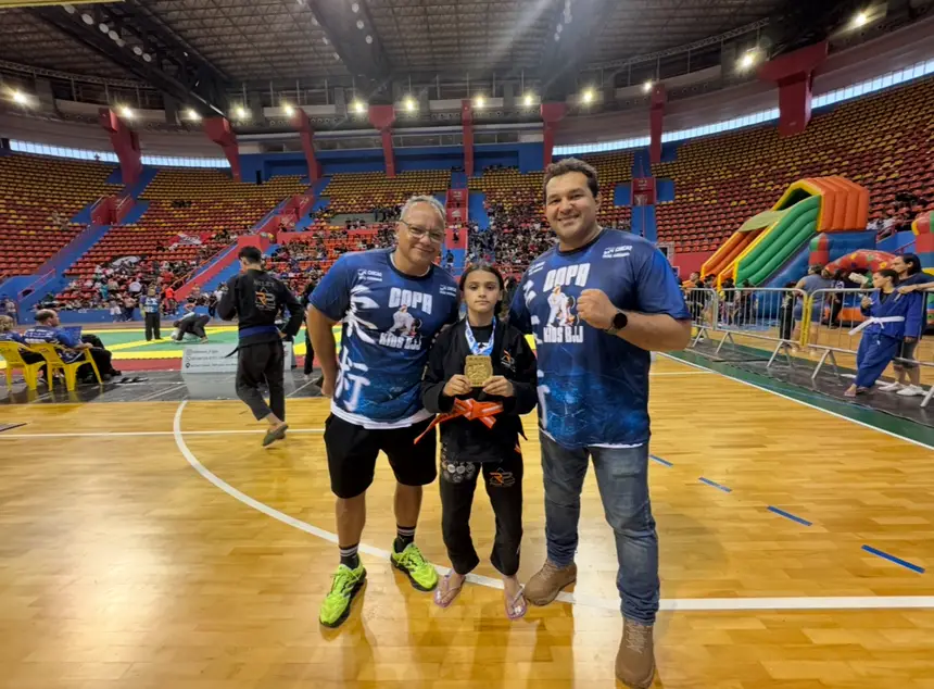 Atleta medalha de ouro, Liandra Arguelle ao lado do presidente da Federação Diógenes Bastos e do Alexandre Campos