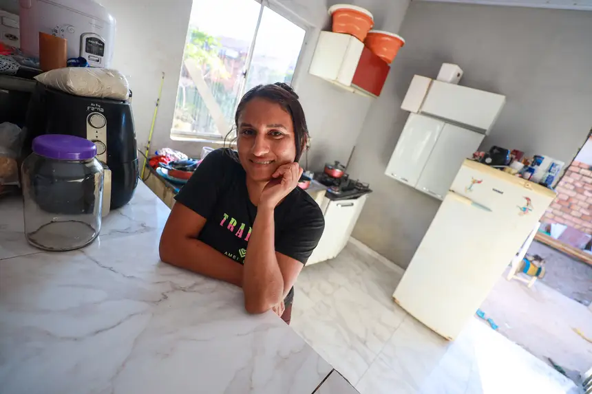 Sua Casa: Keilyany Lázara Nunes de Alencar, feliz com a chegada das telhas <div class='credito_fotos'>Foto: Marcelo Lelis / Ag. Pará | <a href='/midias/2025/originais/20250606190823-GF00023890-F00410849.jpg' download><i class='fa-solid fa-download'></i> Download</a></div>
