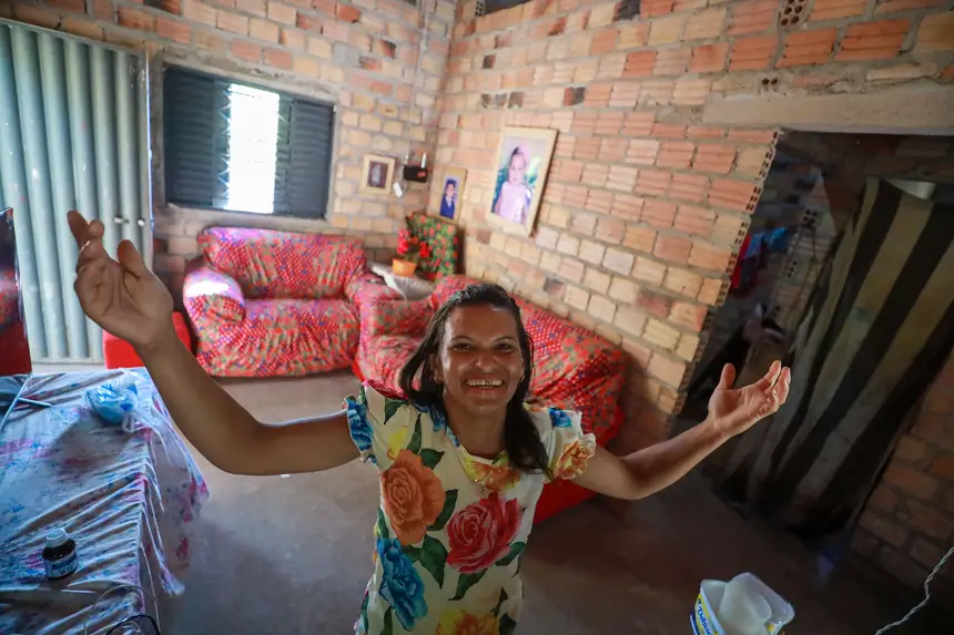 Sua Casa: Dilva Avelino Ferreira, com o benefício, ajudou com as próprias mãos a construir sua casa <div class='credito_fotos'>Foto: Marcelo Lelis / Ag. Pará | <a href='/midias/2025/originais/20250606190843-GF00023890-F00410859.jpg' download><i class='fa-solid fa-download'></i> Download</a></div>