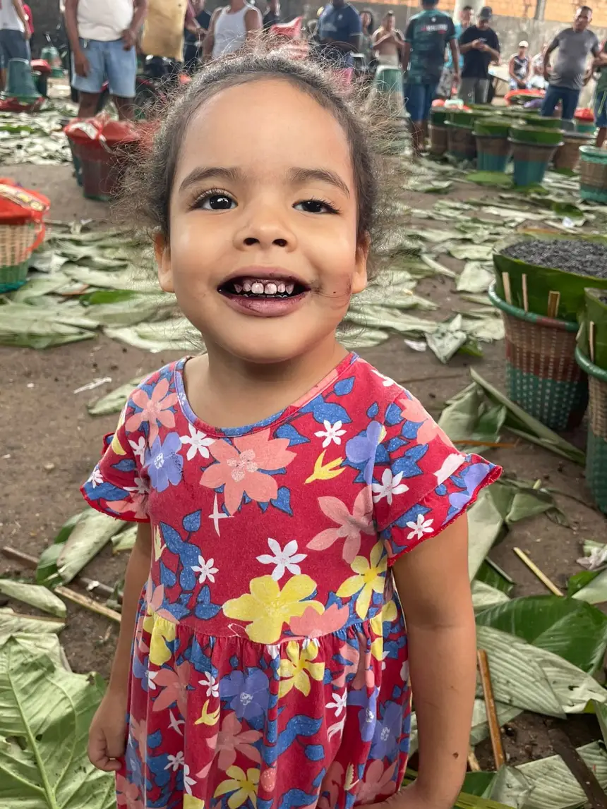 A pequena Manuela é apaixonada por açaí