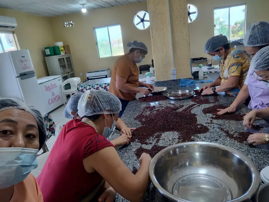 As aulas participam do curso e aqui selecionam as amêndoas utilizadas no preparo de chocolate