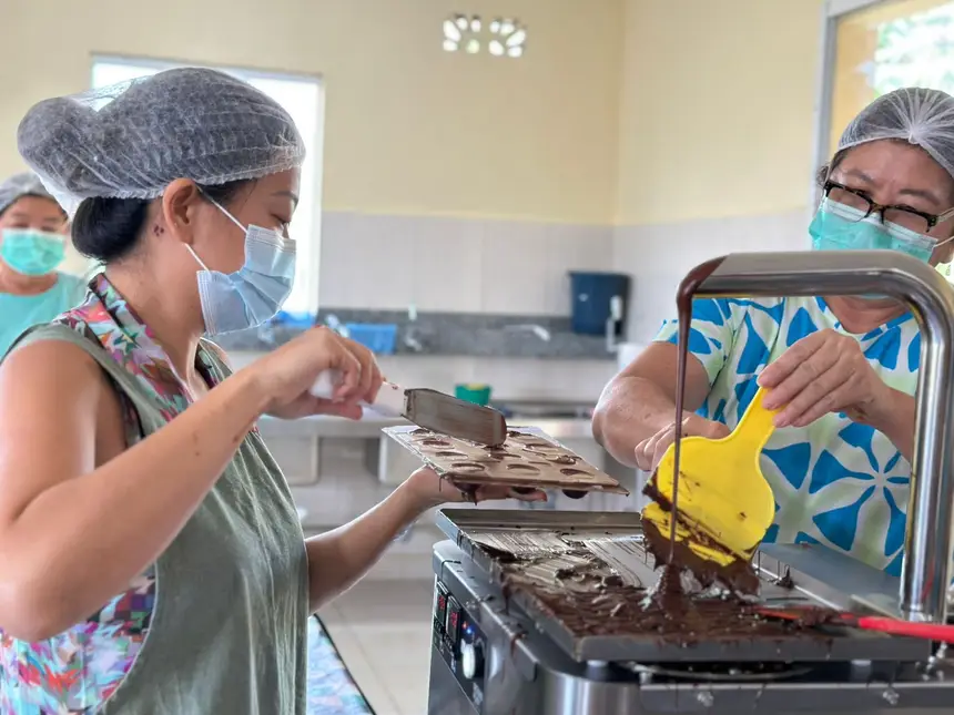 curso incluiu fabricação de chocolate, bombons, trufas e alguns  derivados de cacau. 