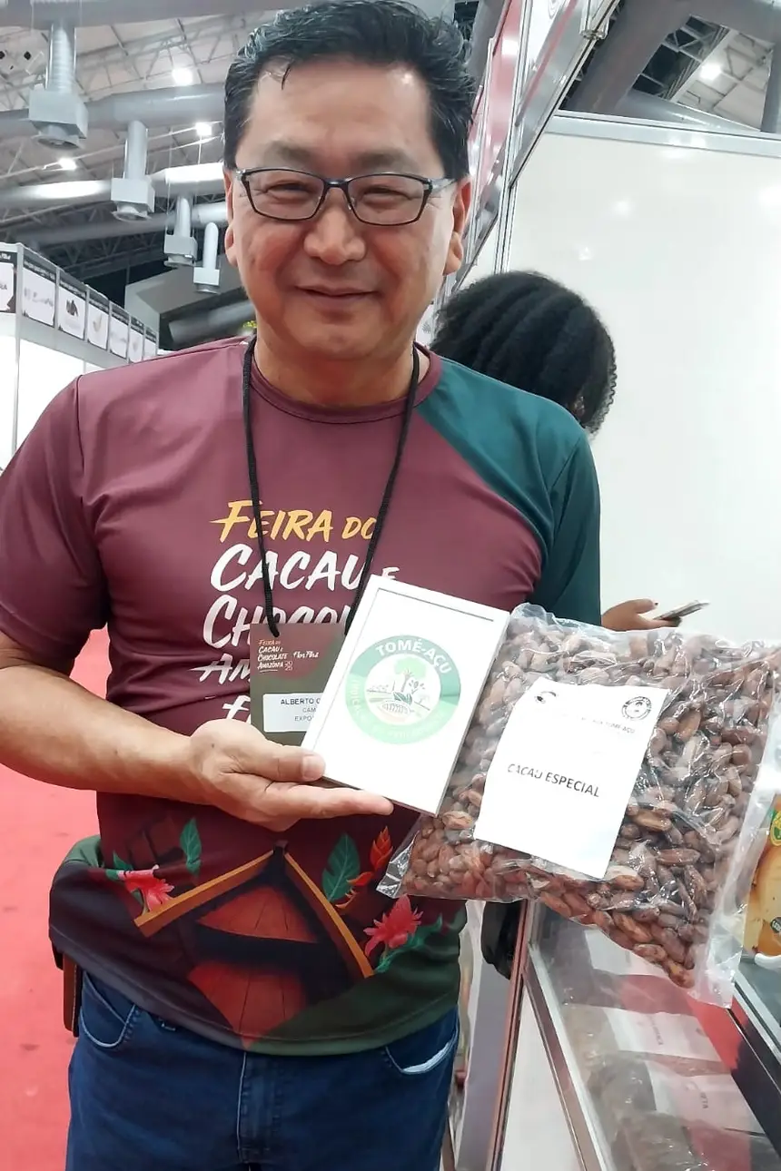 Alberto Opatta, da Camta, mostra a amêndoa de cacau e o sinal distintivo  da Indicação Geográfica