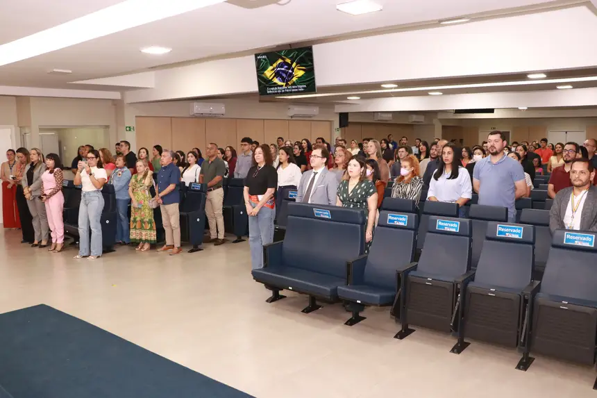 Concursados durante execução do Hino Nacional no auditório da Sespa