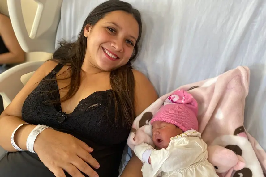Marcella Silva, usuária do HGT, feliz ao lado de Heloá