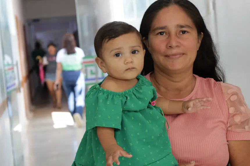 Josivalda Batista, pescadora e sua filha Ayla <div class='credito_fotos'>Foto: Pedro Guerreiro / Ag. Pará   |   <a href='/midias/2025/originais/20250722173207-GF00024270-F00424882.webp' download><i class='fa-solid fa-download'></i> Download</a></div>