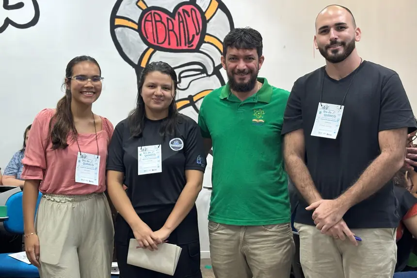 Juliana Pereira, Débora Marinho e Israel Nóbrega, discentes que desenvolveram o projeto, juntamente ao professor da Uepa, Ronilson Souza, um dos docentes que coordenam a iniciativa.