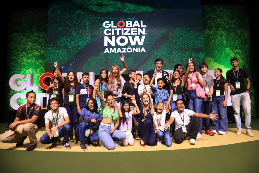 Governador junto com participantes do evento