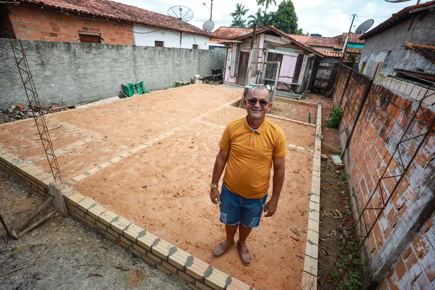 Ruidinaldo da Silva Ribeiro, no terreno onde vai ser construída sua casa <div class='credito_fotos'>Foto: Marcelo Lelis / Ag. Pará | <a href='/midias/2025/originais/20250808104458-GF00024409-F00428598.jpg' download><i class='fa-solid fa-download'></i> Download</a></div>
