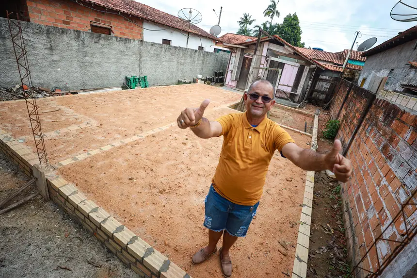 Ruidinaldo da Silva Ribeiro, no terreno onde vai ser construída sua casa <div class='credito_fotos'>Foto: Marcelo Lelis / Ag. Pará | <a href='/midias/2025/originais/20250808104500-GF00024409-F00428599.jpg' download><i class='fa-solid fa-download'></i> Download</a></div>