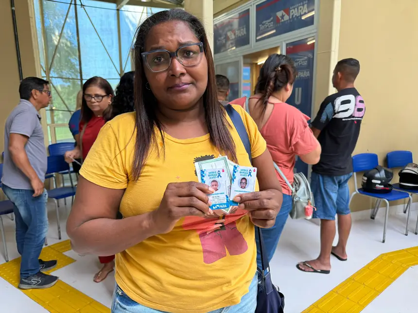 Maria Ramos, foi receber as carteirinhas di filho e sobrinho