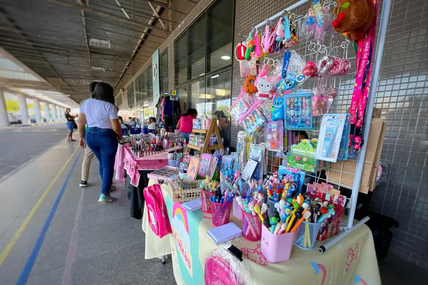 Feira no HRAS expõe peças únicas em crochê, bordados, decoração e outros itens