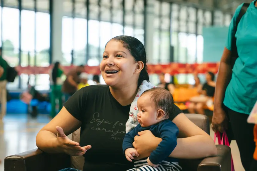 Mãe de Ezequiel, Juliana Barroso participa da roda de conversa e compartilha experiência com a amamentação do filho Ezequiel.