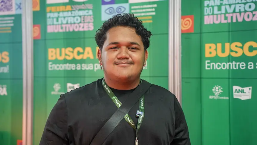 Clebson Ribeiro, 20 anos - aluno da turma de pedagogia Unama Ananindeua - 1° vez na Feira do Livro <div class='credito_fotos'>Foto: Raphael Luz / Agência Pará | <a href='/midias/2025/originais/20250818134354-GF00024513-F00432040.jpg' download><i class='fa-solid fa-download'></i> Download</a></div>