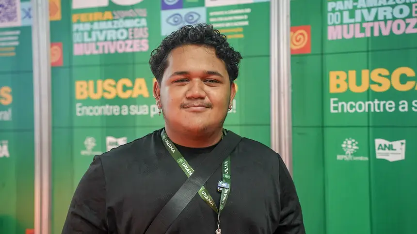 Clebson Ribeiro, 20 anos - aluno da turma de pedagogia Unama Ananindeua - 1° vez na Feira do Livro <div class='credito_fotos'>Foto: Raphael Luz / Agência Pará | <a href='/midias/2025/originais/20250818134356-GF00024513-F00432041.jpg' download><i class='fa-solid fa-download'></i> Download</a></div>