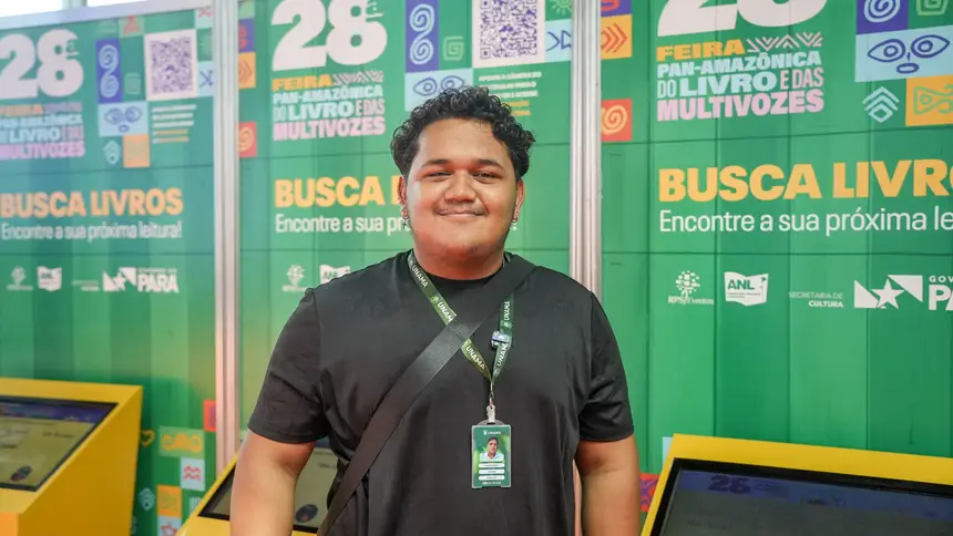 Clebson Ribeiro, 20 anos - aluno da turma de pedagogia Unama Ananindeua - 1° vez na Feira do Livro <div class='credito_fotos'>Foto: Raphael Luz / Agência Pará | <a href='/midias/2025/originais/20250818134358-GF00024513-F00432042.jpg' download><i class='fa-solid fa-download'></i> Download</a></div>
