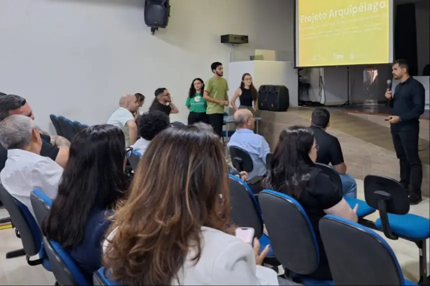Alunos de medicina expondo sobre a participação no projeto Arquipélago Marajó
