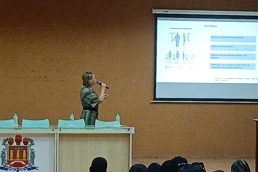 Dra. Iêda Pinto ministrando palestra durante a capacitação em coagulopatias hereditárias e doença falciforme