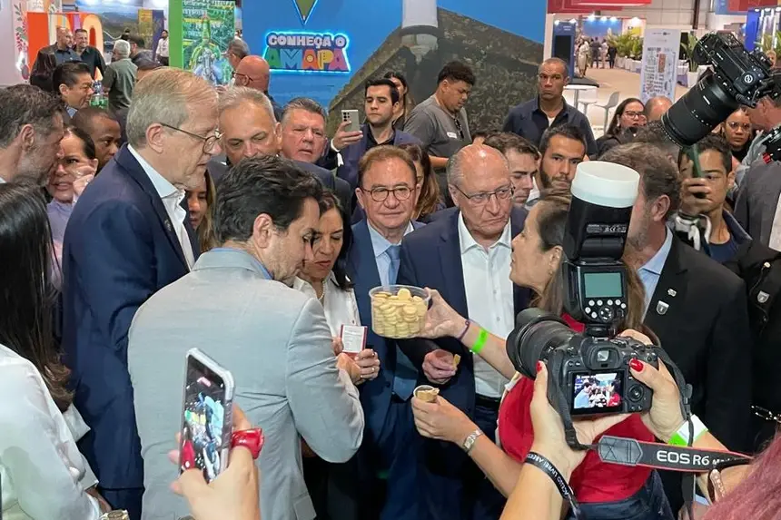 Vice-presidente Alckmin e ministro Celso Sabino no estande do Pará