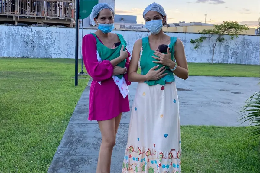 Mães e bebês em contato pele a pele durante passeio