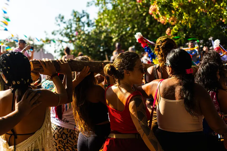 Mulheres conduzem o Mastro até à Praça do Sairé