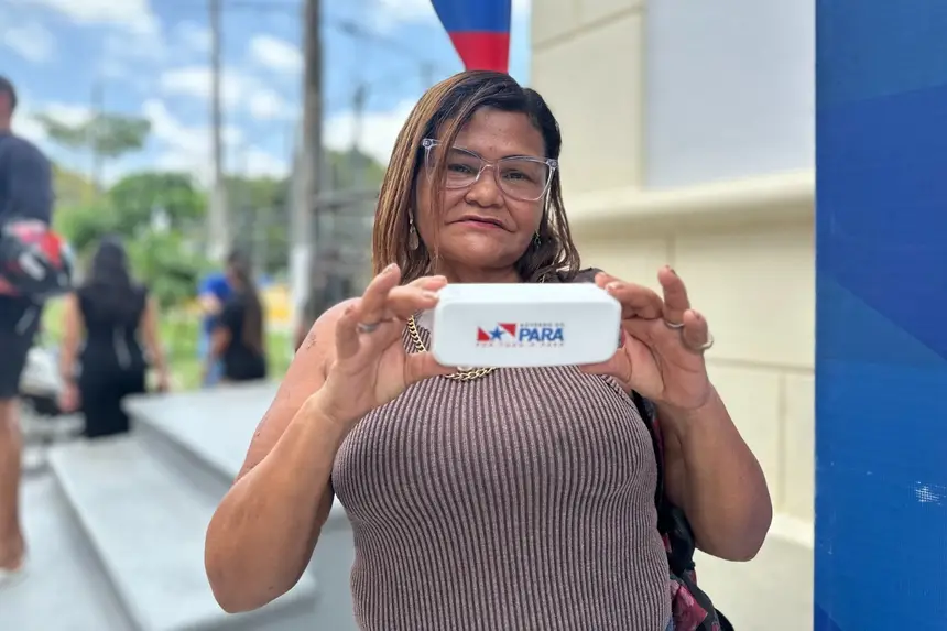 Iracy Batista, moradora do distrito de Outeiro, foi uma das contempladas pela ação e garantiu seus novos óculos de grau