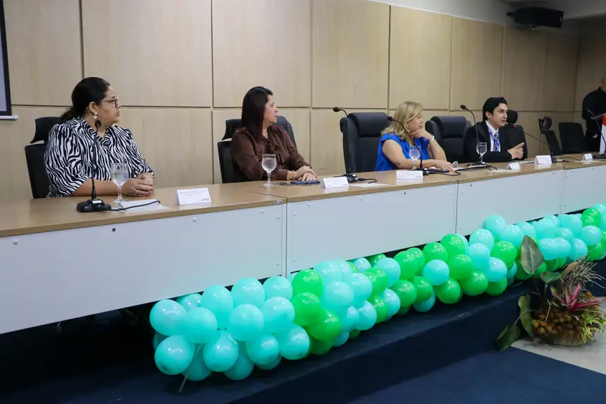 Mesa da cerimônia de formatura da ETSUS no auditório da Sespa