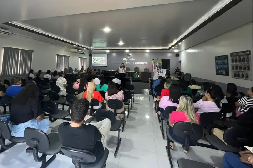 Encontro teve a participação profissionais da saúde, assistência social, educação e sociedade civil do município