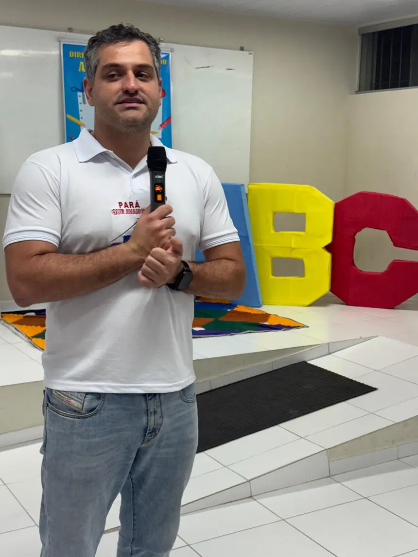Secretário de Educação Ricardo Sefer